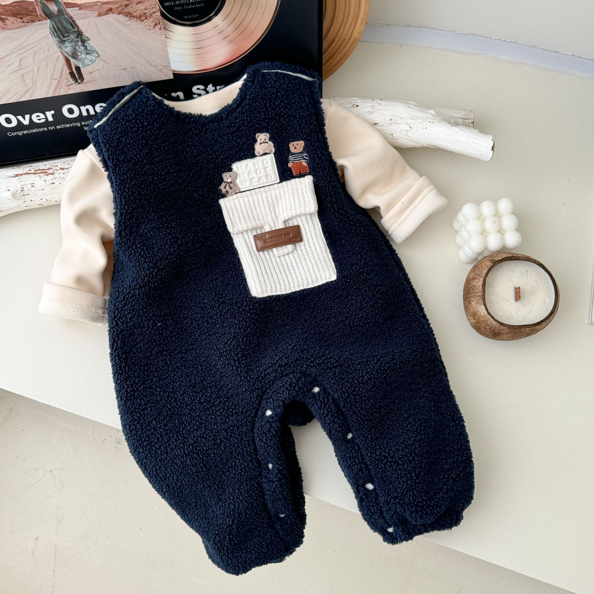 Traje de ropa para niños para bebés coreanos 2024 otoño e invierno nuevo producto traje de escalada de terciopelo de trigo dorado mono de dos piezas para bebés masculinos