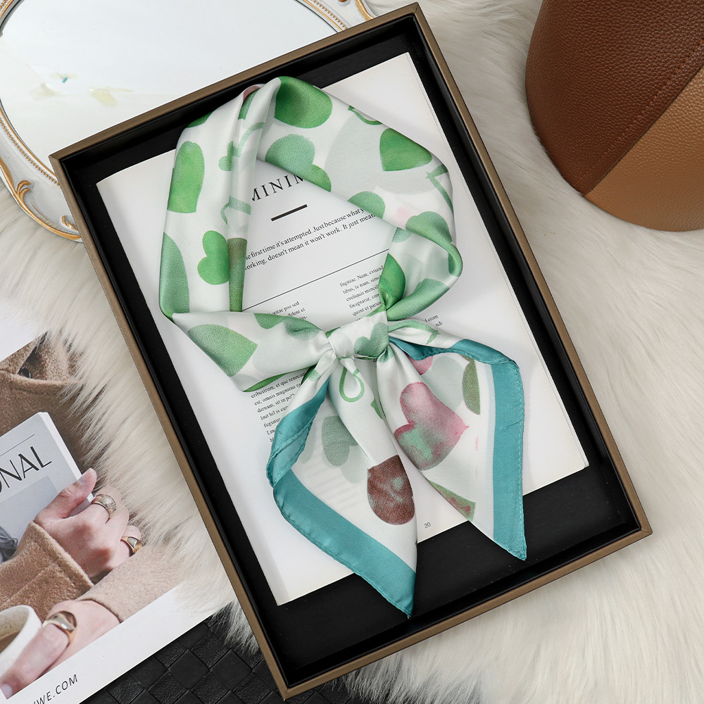 Bufanda de seda japonesa pequeña, fresca, verde 70, con sentido de la atmósfera, bufanda de mujer, bufanda, bufanda de seda dulce, regalo de mano