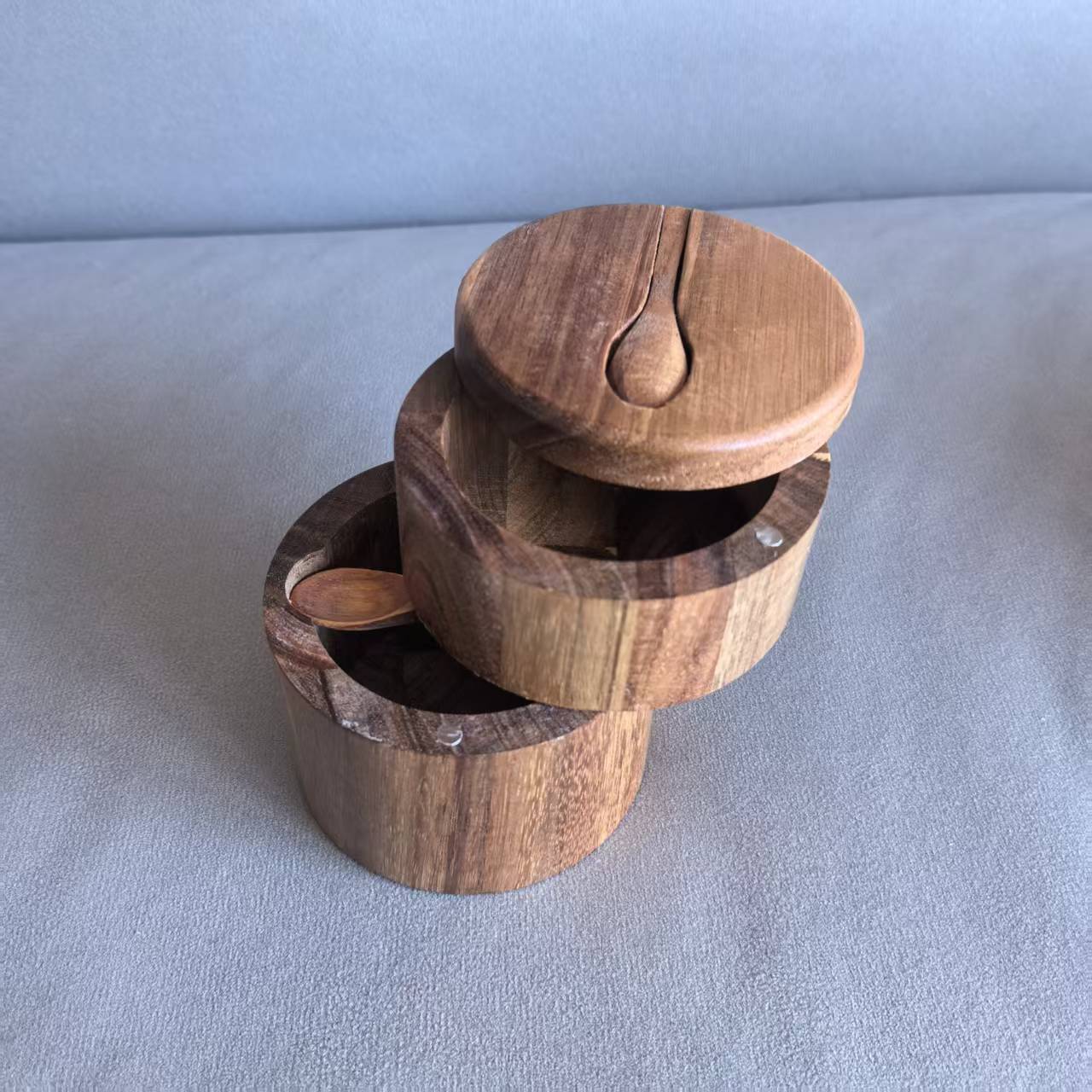 숟가락이 달린 이중층 소금통은 10.5*9cm이고 무게는 약 216g입니다.