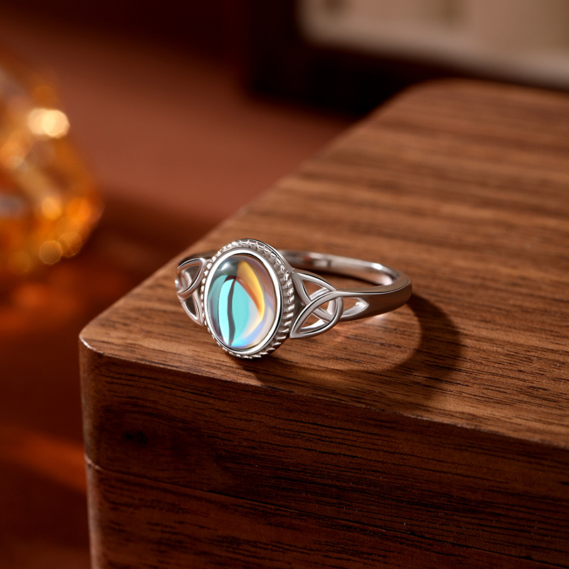 Estilo caliente europeo y americano S925 plata esterlina ovalada anillo de piedra lunar femenino de lujo ligero temperamento de nicho de moda exquisito anillo de dedo de comida
