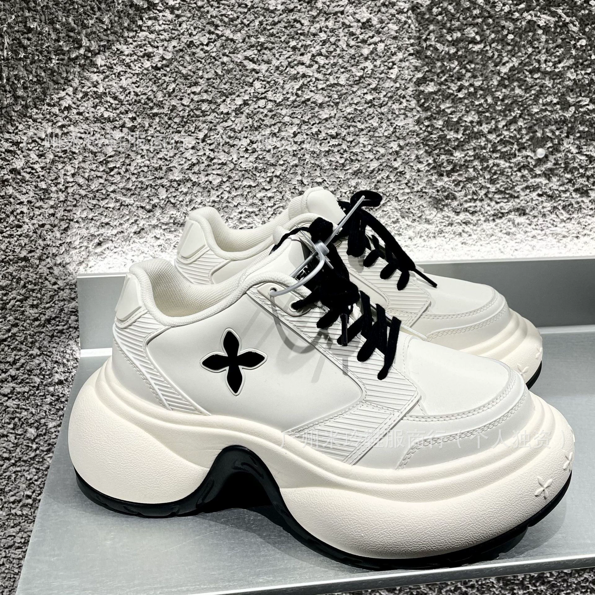 Женские летние кроссовки SM высокой версии из натуральной кожи с рельефной текстурой, новинка 2025 года, высокое качество, кросс-цветочный дизайн, толстая подошва, увеличивающие рост.