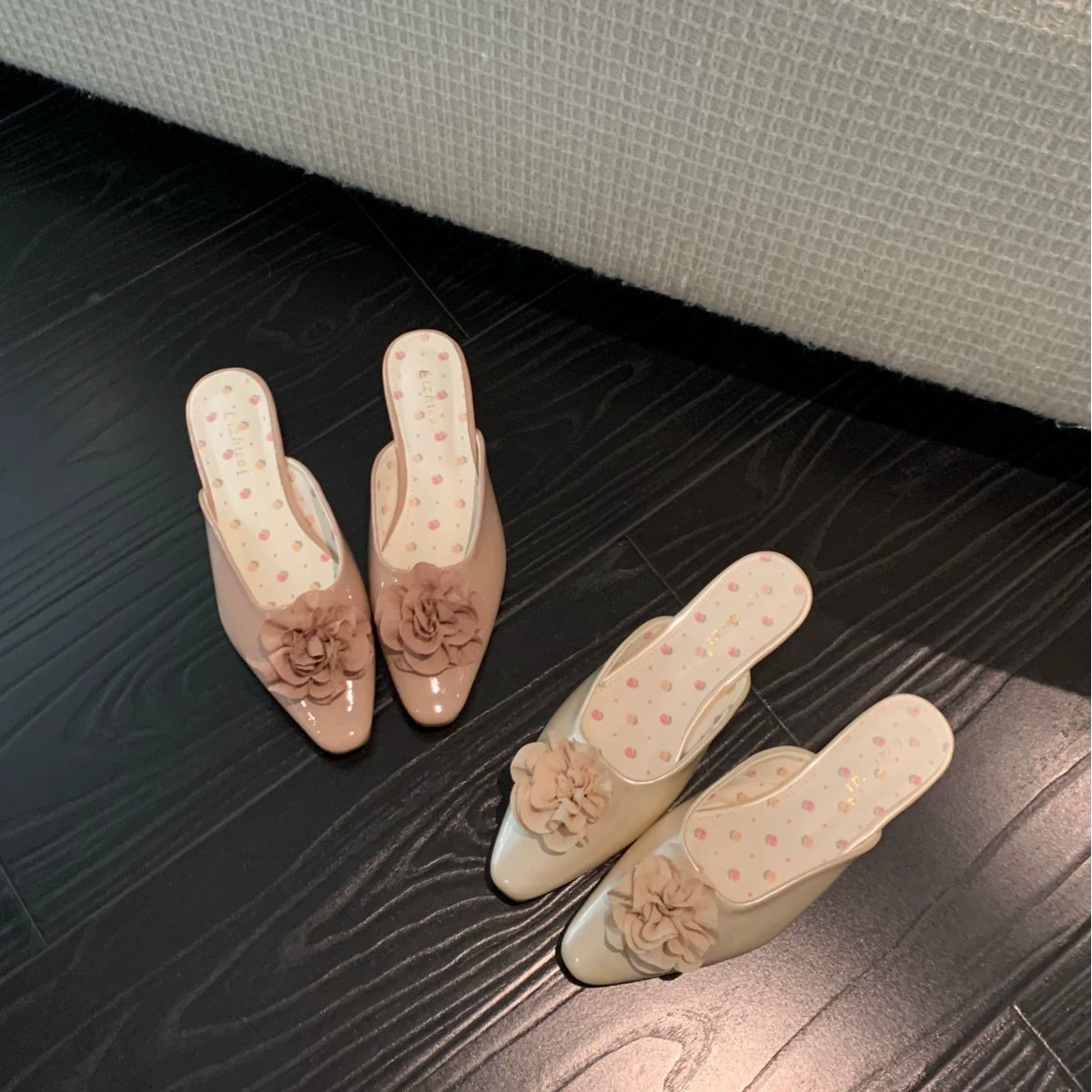 Женские летние шлепанцы-полусандалии с цветочным декором на низком каблуке, универсальные, 2025 года, для улицы.