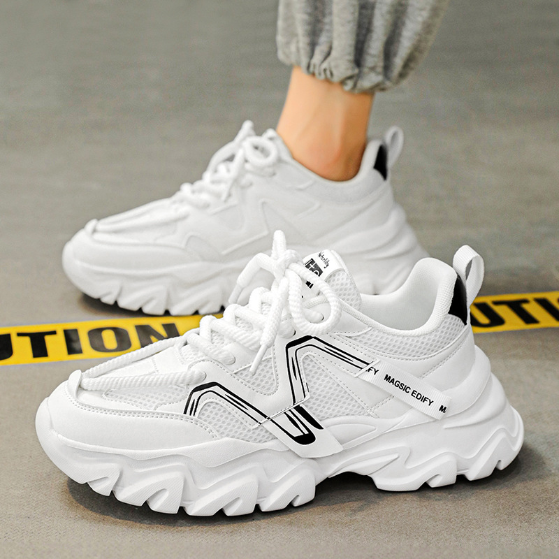 Zapatos de hombre de éxito en línea 2025 nuevos zapatos deportivos juveniles de otoño para correr casuales aumentados con suela gruesa zapatos de moda