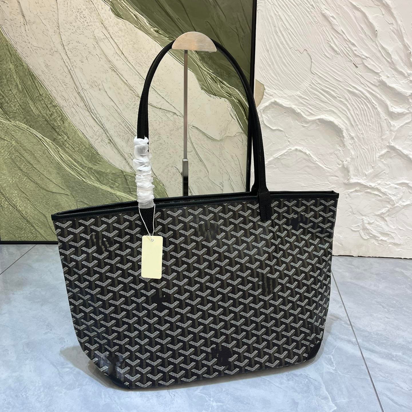Capacious shopping bag with zipper
