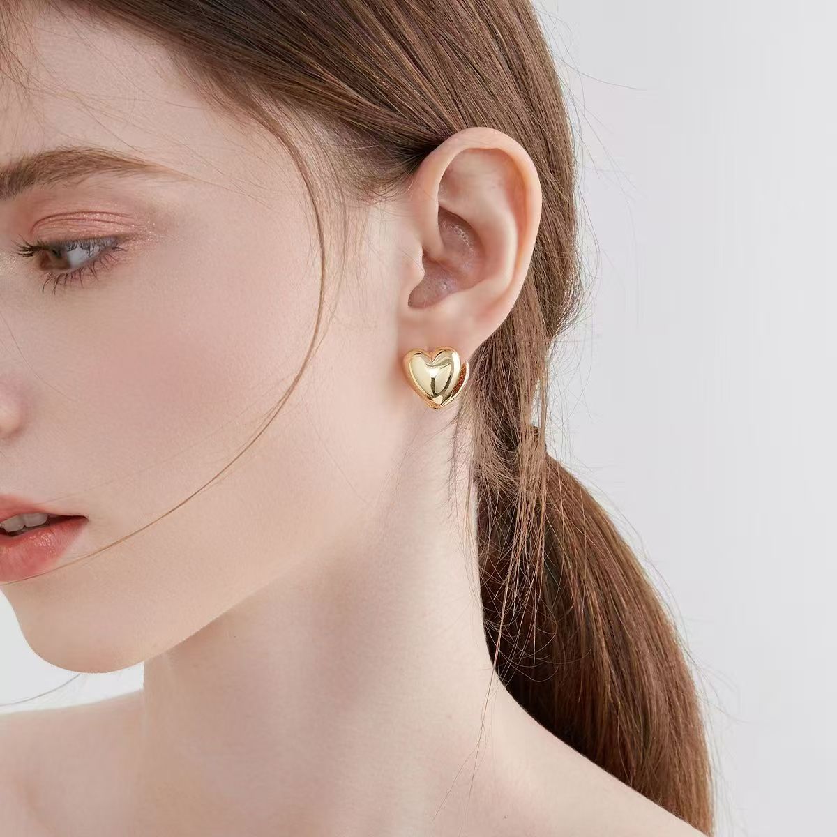 Venta caliente transfronteriza hebilla de oreja de corazón de melocotón súper parpadeante Pendientes simples y exquisitos en forma de corazón de amor francés Pendientes de lujo ligero de alta calidad al por mayor