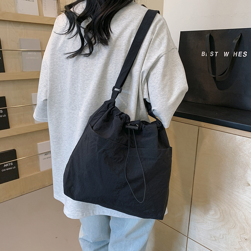A stylish single-shoulder crossbody bag for 2024, a large-capacity casual commuting bag for classes, and a beautiful and fashionable underarm bag for women undefined