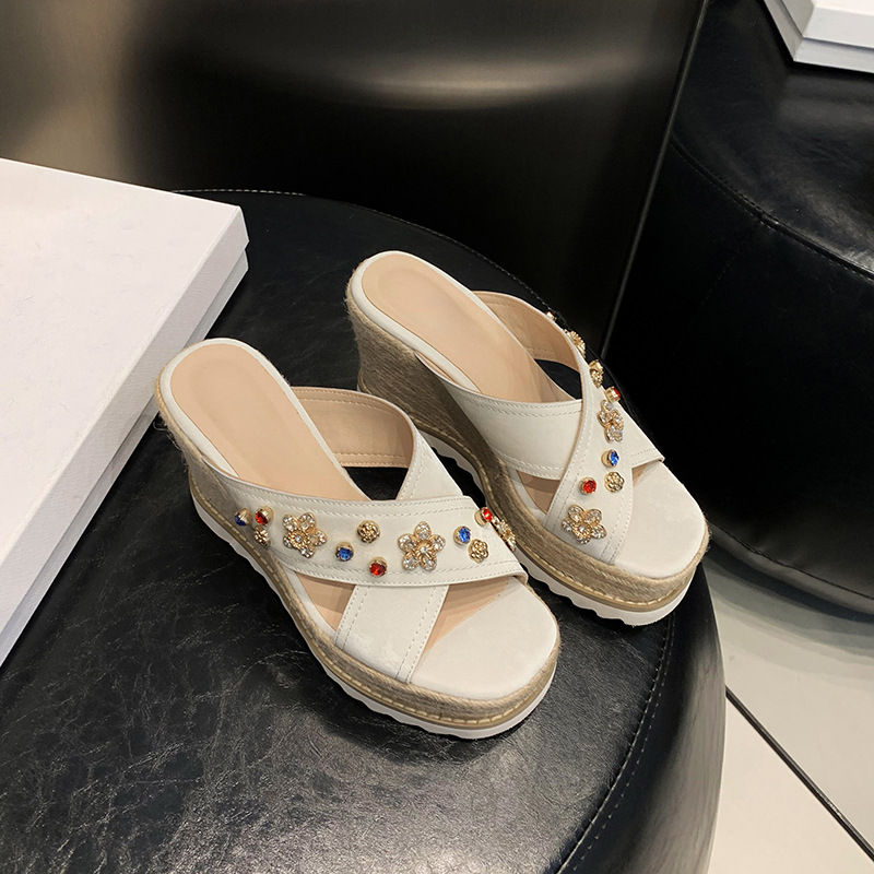 Sandal cao gót nữ hở mũi đế xuồng đan rơm, đính đá, quai ngang da thật — màu trắng ngà, màu kaki
