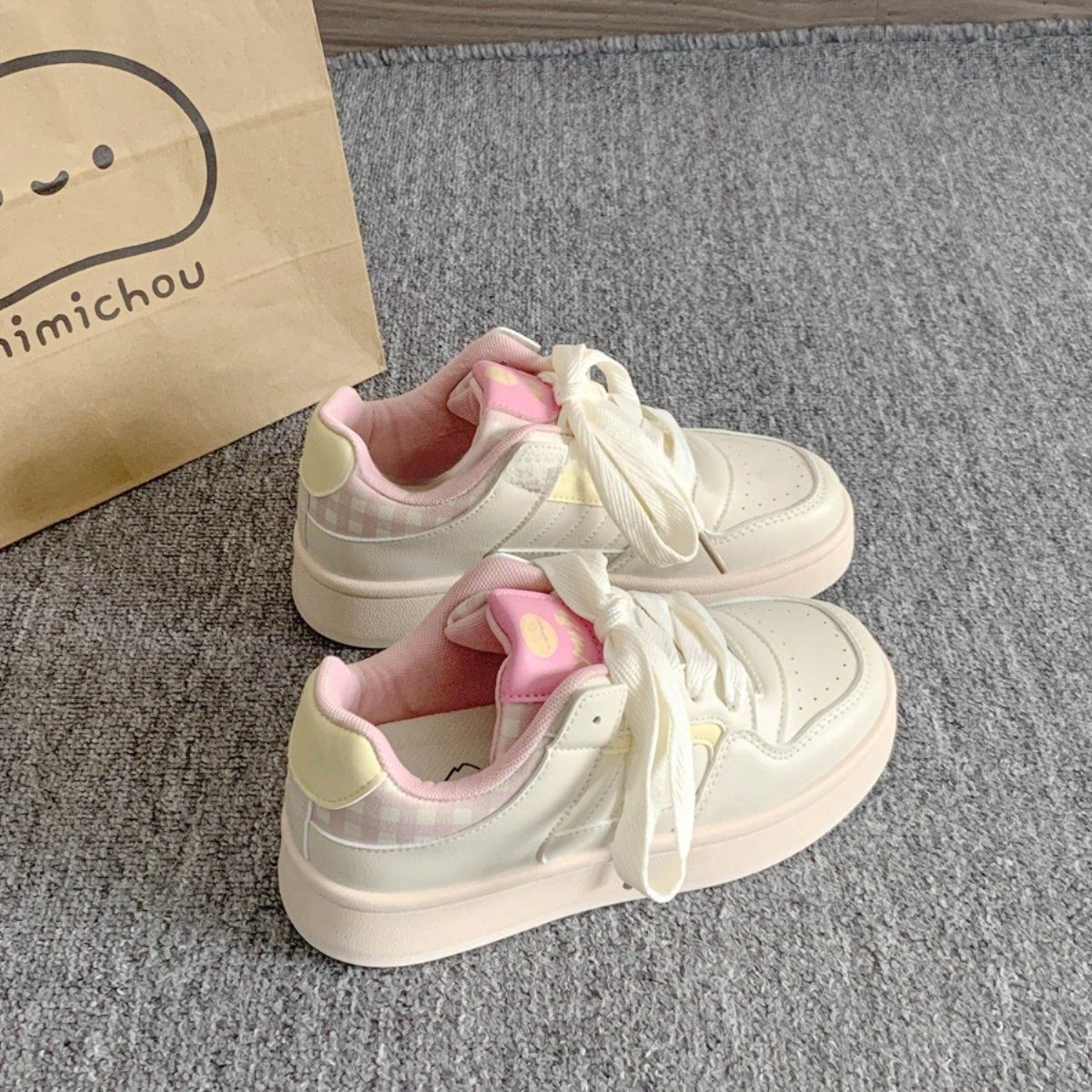 Pequeños zapatos blancos de suela gruesa para mujeres, otoño de 2025 nuevos zapatos para mujeres en la tendencia, zapatos de pan de nicho casuales para mujeres