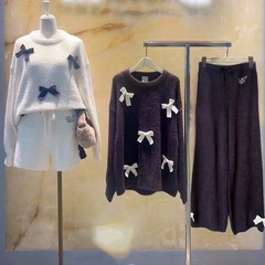 柔らかい綿の冬の新しいアイスクリームの毛の蝶結びの柔らかい丸首の長袖のズボンの女性の保温のパジャマの家の服