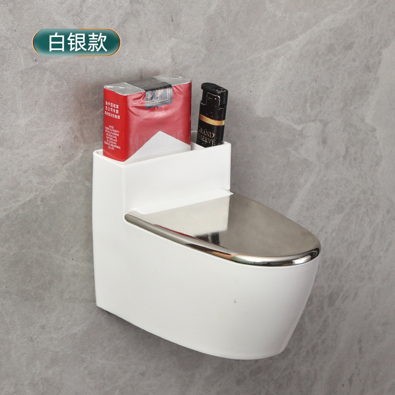 .은색 뚜껑이 달린 화장실 재떨이.