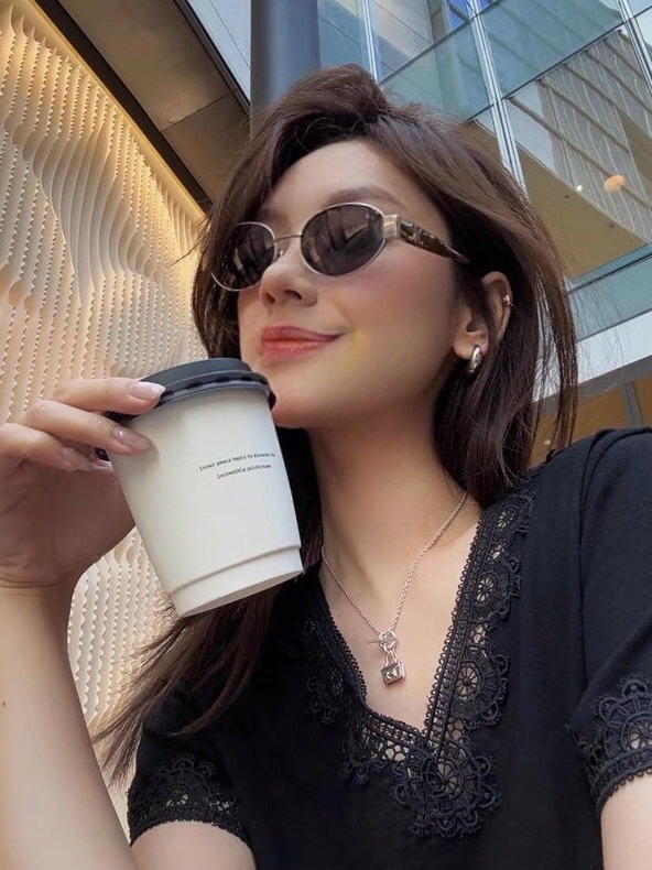 Nanyou European Style 2026 Summer New Designer V-Neck Lace Patchwork Short Sleeve T-Shirt for Women, Slim Fit