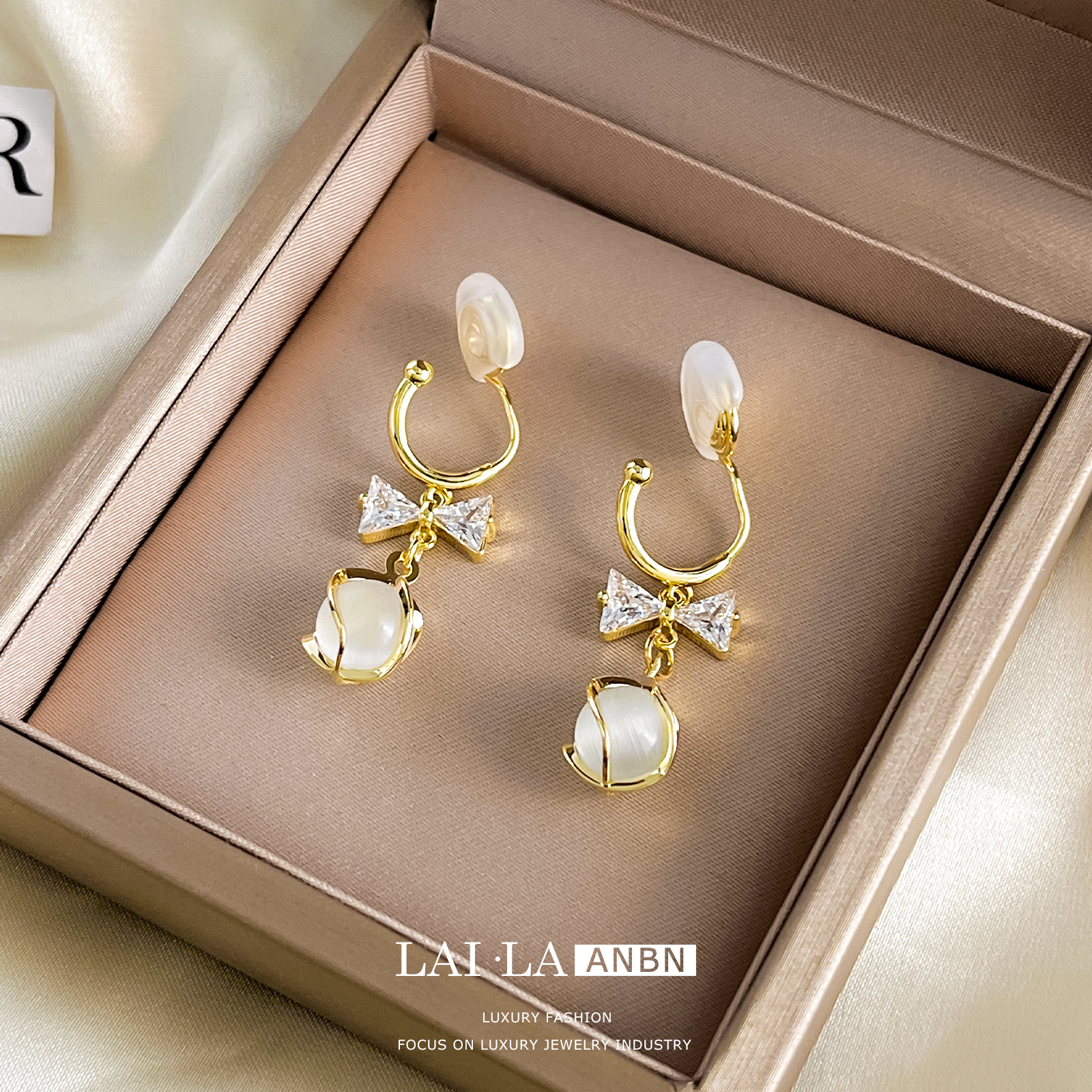 La señorita Qianjin Francés Hepburn Socialite pendientes arco mosquito bobina oreja clip earless pendientes para las mujeres de invierno