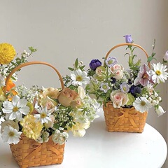 メーカーは手作りの蝶結びの花かごを提供しています。