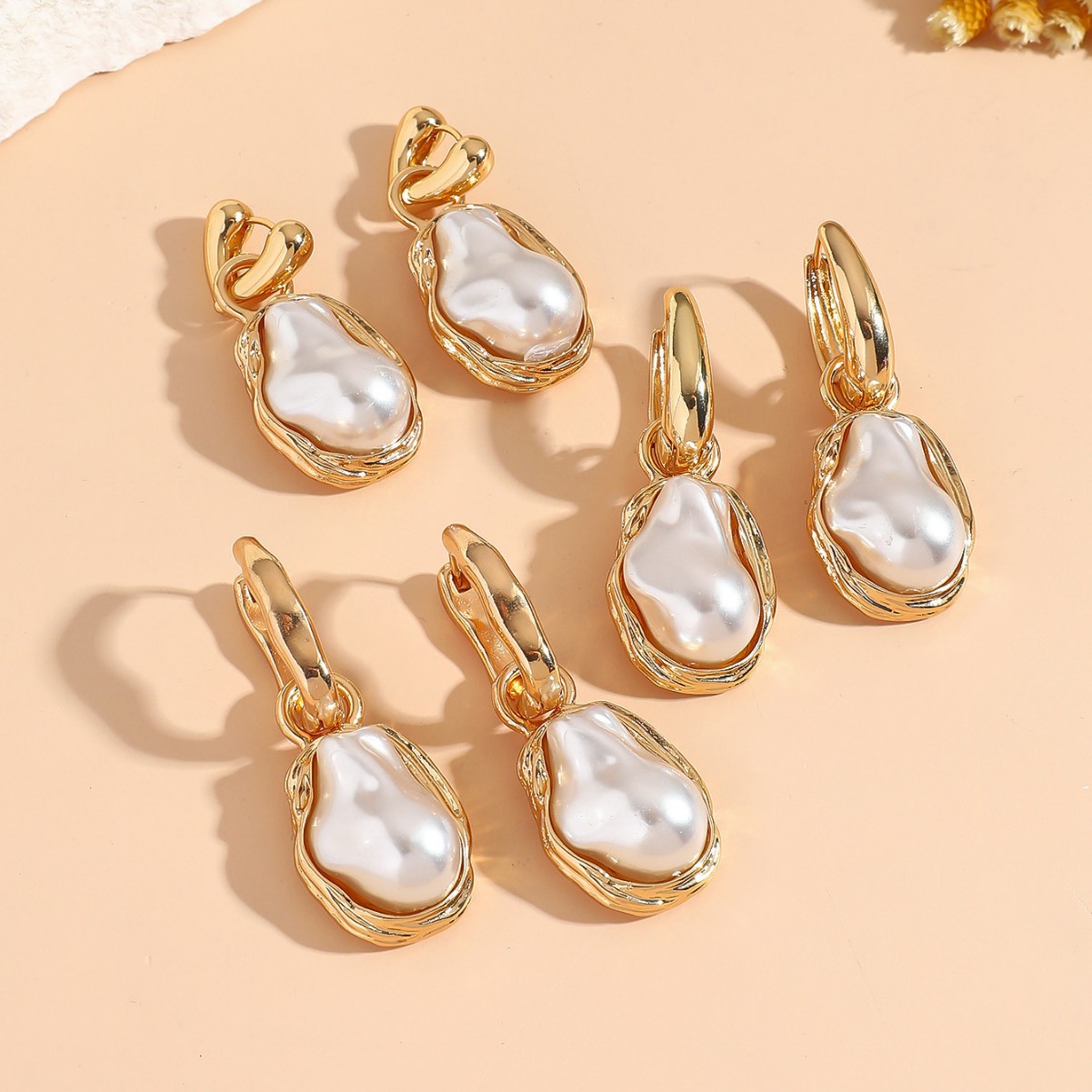 Brincos de pérola de plástico em liga metálica, com fecho em gota de água dourada, estilo europeu e americano, perfeitos para mulheres em viagens de férias._voghion.com