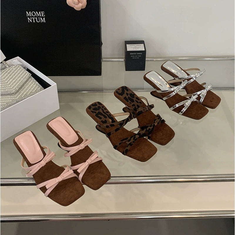 Серебряные тапочки в корейском стиле, французские милые босоножки на танкетке с квадратным носком и бантом, шлепанцы на высоком каблуке, верхняя одежда, сандалии, женские летние новые стильные туфли