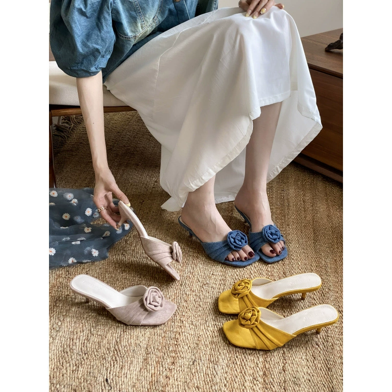 Женские летние элегантные пляжные шлепанцы в французском стиле с цветочным принтом, новинка 2025 года, универсальные, на каблуке-шпильке, квадратный носок, открытый носок.