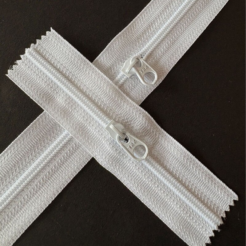 Ykk Zipper No. 3 Nylon Zipper Strip for Pencil Cases, Handbags, Laundry Bags DIY Strip Zipper in Stock Wholesale Cutting