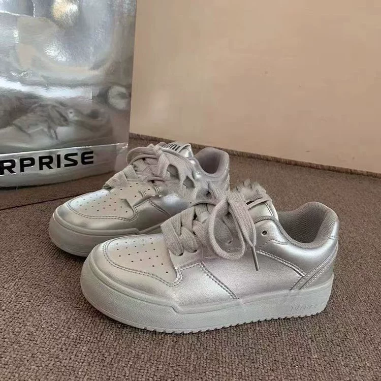 Синие кеды, удобная универсальная повседневная обувь, тренд сезона.