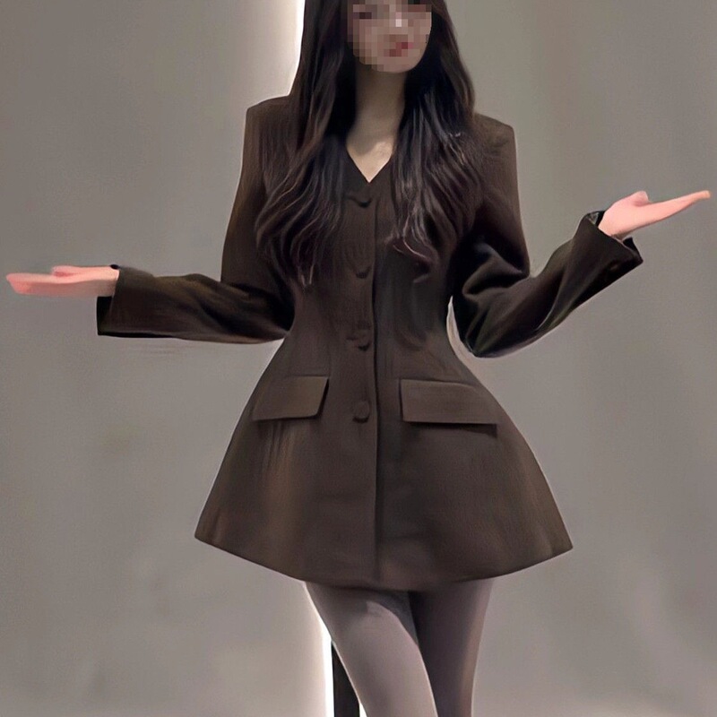 Spring and Autumn Outfits That Are Super Stylish: a Brown Collared Blazer That Is Both Cool and Chic, with a Youthful Vibe. See Details Spring and Autumn Outfits That Are Super Stylish: a Brown Collared Blazer That Is Both Cool and Chic, with a Youthful Vibe. See Details