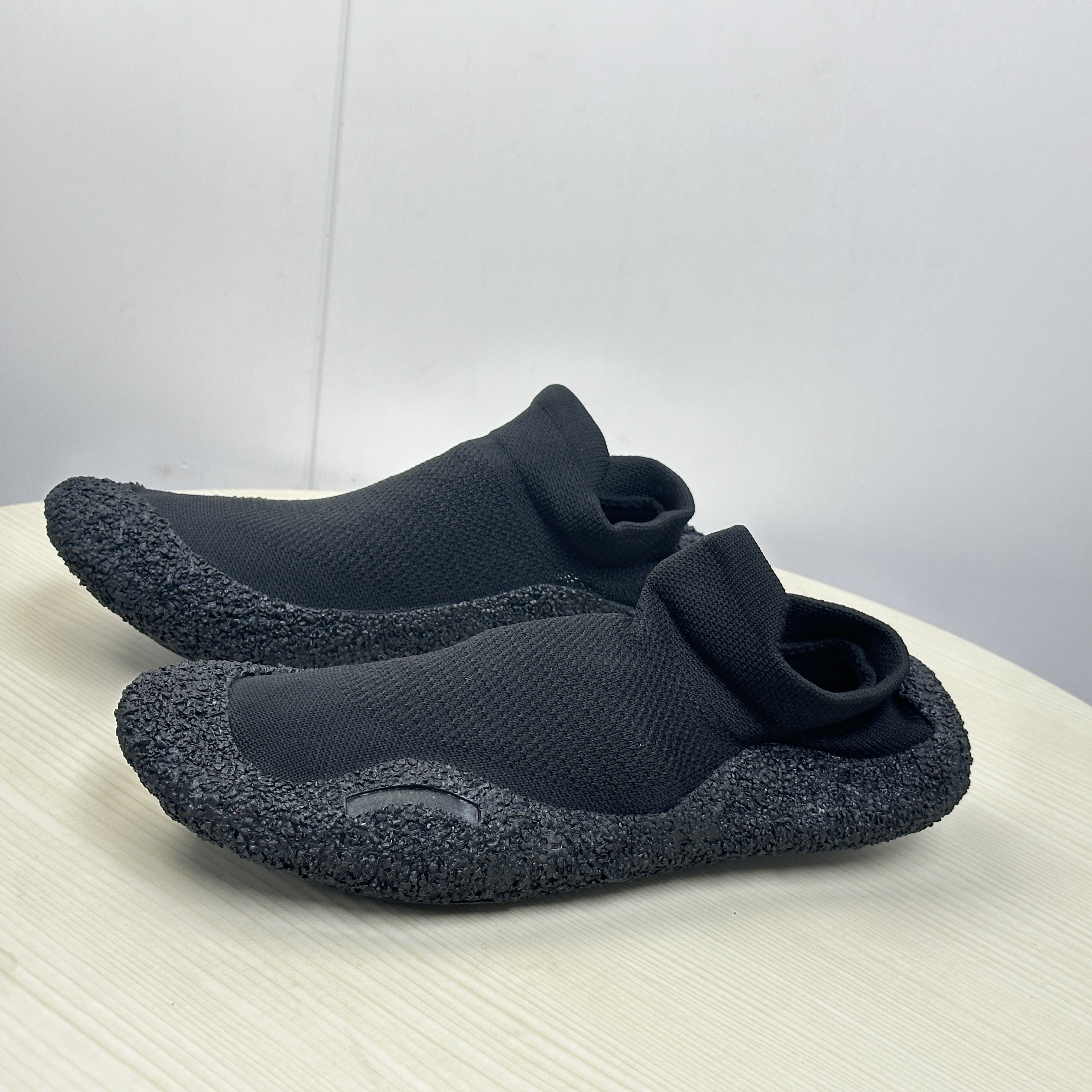 <unk> 2024 verano nuevos zapatos de playa para hombres nadar calcetines de buceo antideslizantes coreanos zapatos de snorkel para mujeres antideslizantes suela suave secado rápido