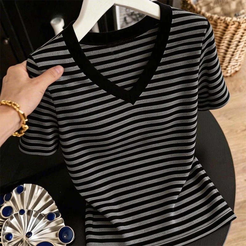 [95% combed cotton, 5% spandex] Trendy and stylish niche design V-neck striped short-sleeved T-shirt, versatile and youthful for summer.