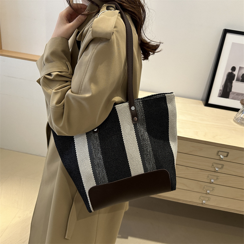 2024 otoño y invierno nuevo estilo versátil en el transporte de gran capacidad bolsas de hombro y brazo de este año populares bolsas de mano retro