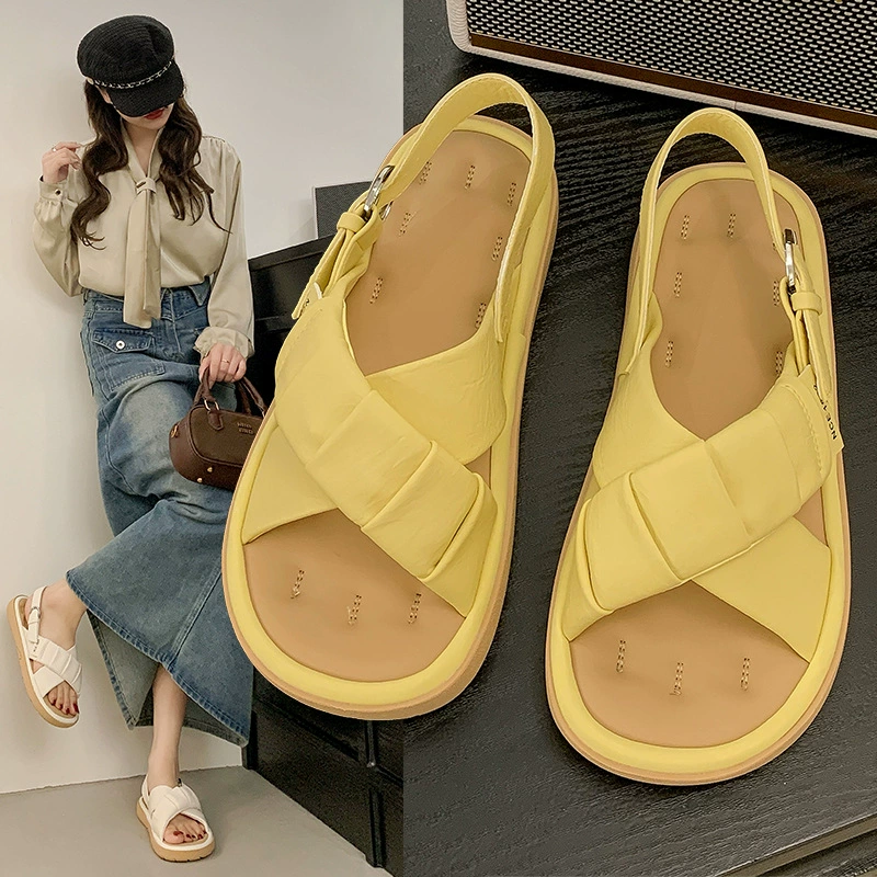 Женские сандалии на толстой подошве во французском стиле с ощущением шага по облакам, новые летние 2025 уличные повседневные универсальные пляжные сандалии с перекрестными ремешками.