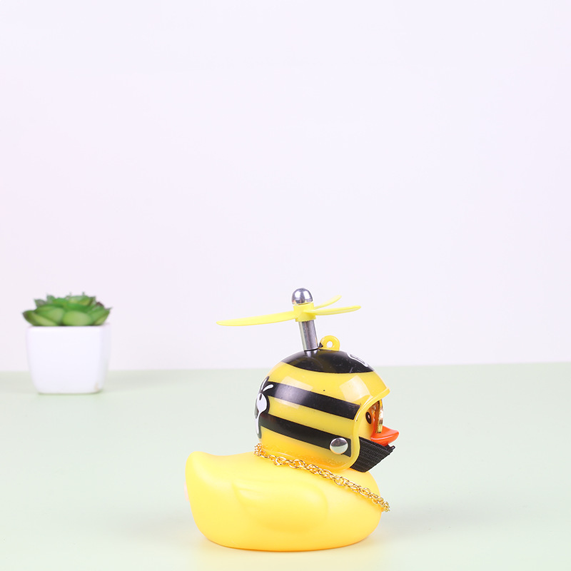 Broken Wind Duck Decoración de coche Adornos Red de coche con casco Tik Duck Little Yellow Duck Car Turbo Duck