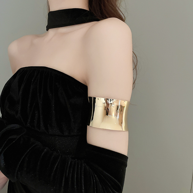 Pulsera plisada irregular de metal estilo europeo y americano fresco elegante pulsera personalidad de alto grado de lujo ligero pulsera al por mayor femenina