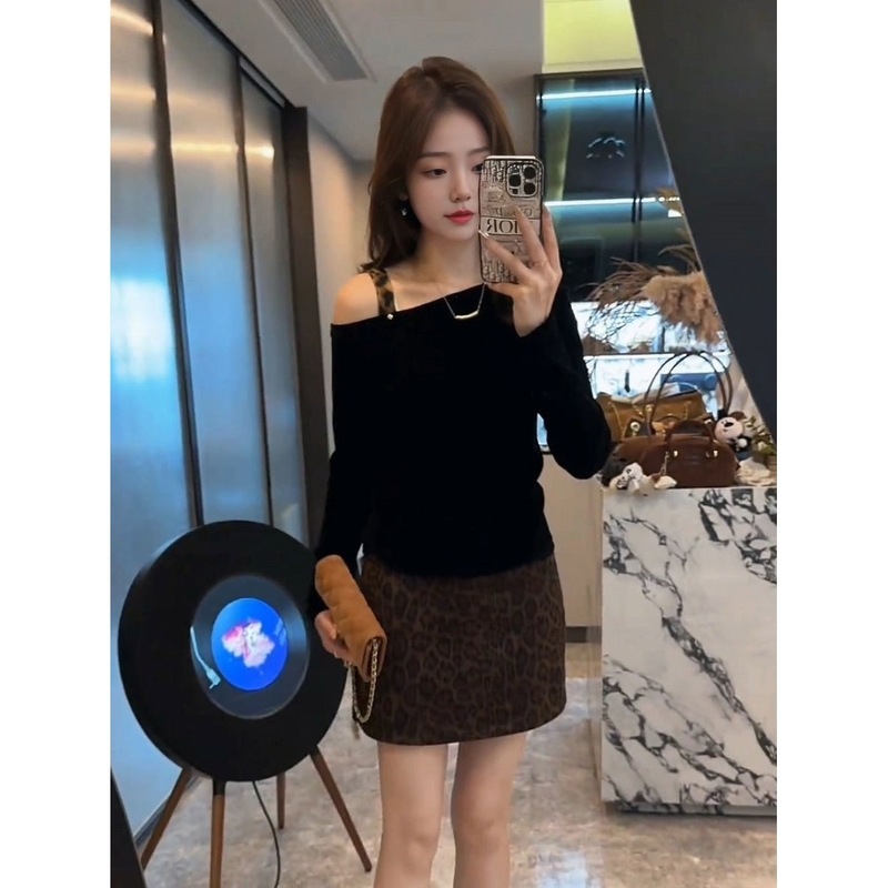 秋季穿搭斜肩露肩长袖t恤女2025新款今年流行高级感chic别致上衣|undefined