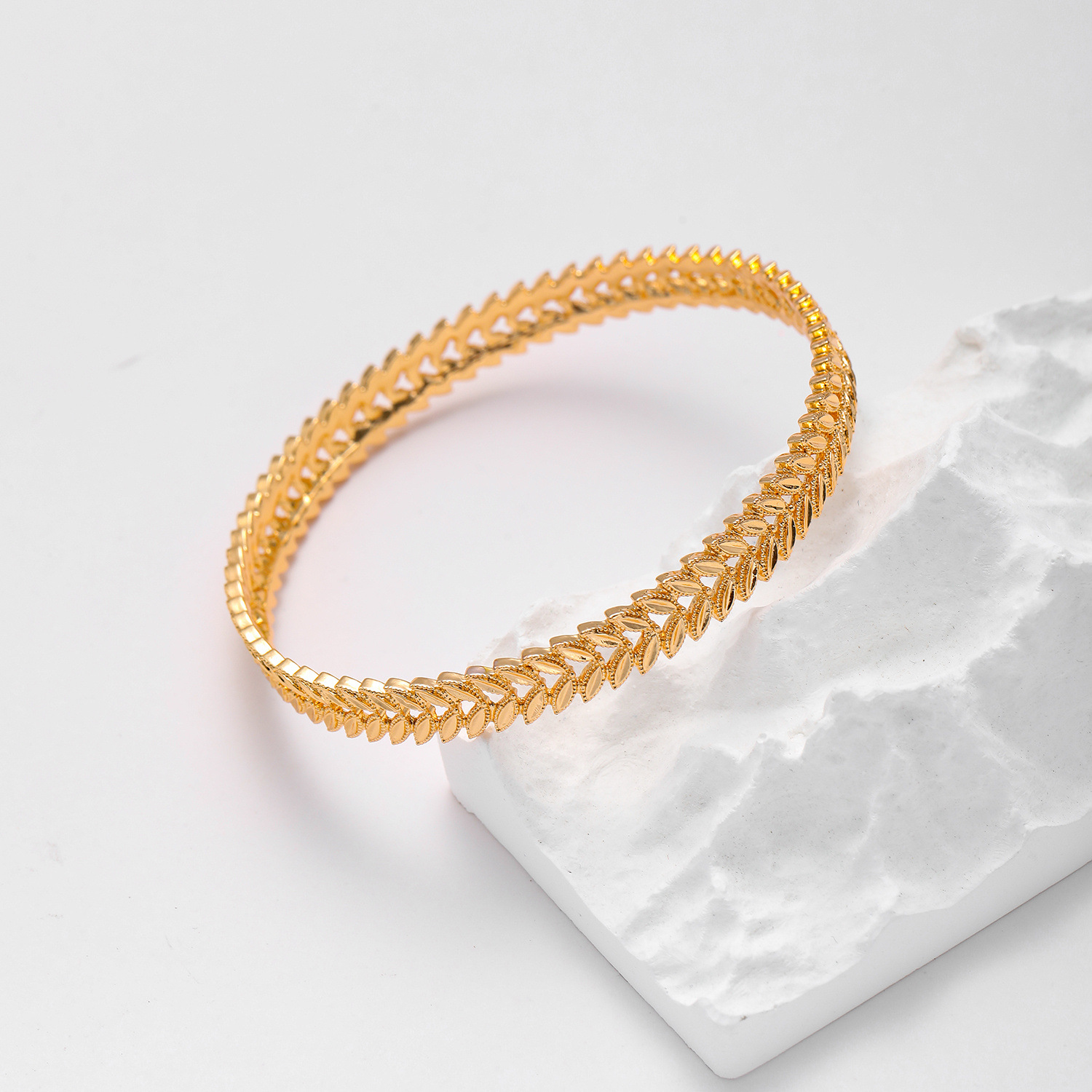 Oriente Medio transfronterizo moda europea y americana un brazalete de flores de automóvil en forma de corazón Dubai moda de citas femeninas joyas de alta calidad