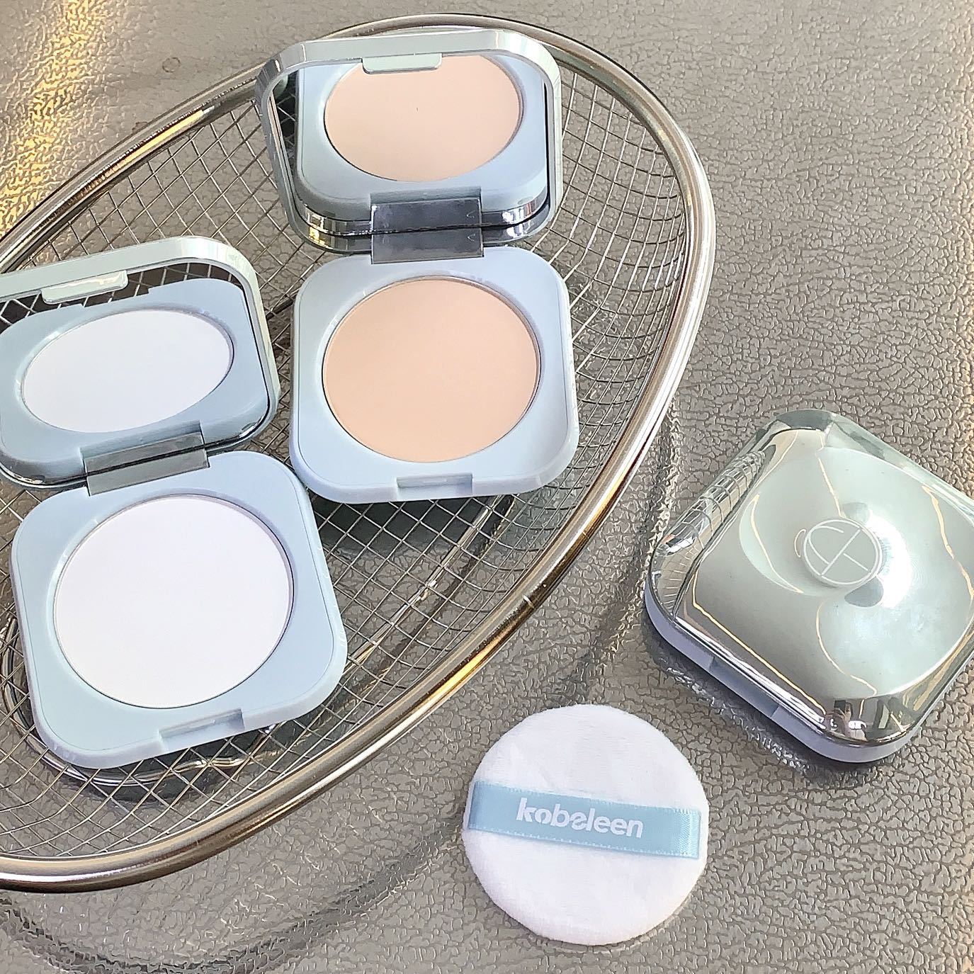 kobeleen's refreshing, lightweight setting powder compact offers long-lasting coverage, oil control, water and sweat resistance, and is not prone to smudge undefined