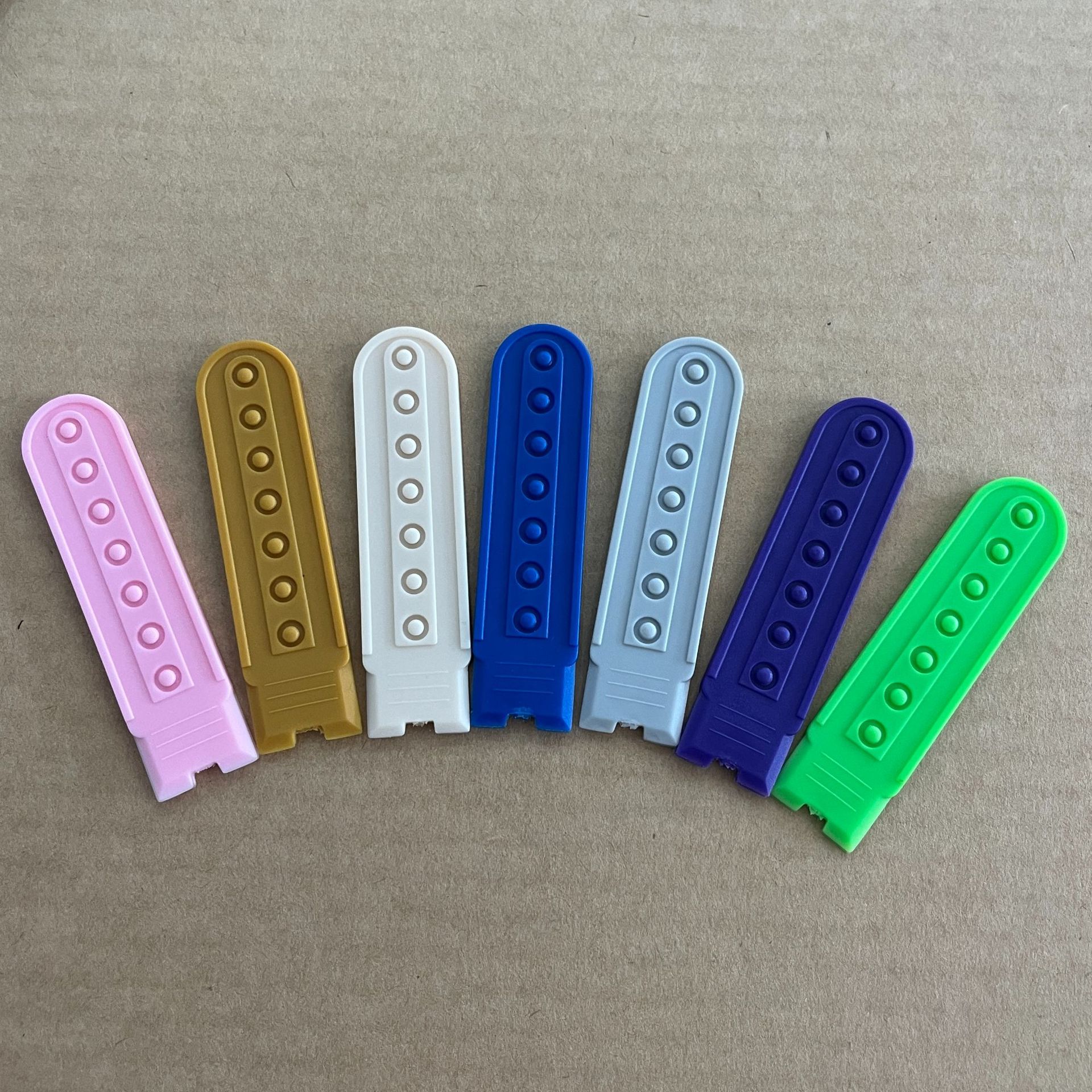 Factory direct hat plastic adjustment buckle buckle seven hole plastic buckle single row double row a large number of color in stock