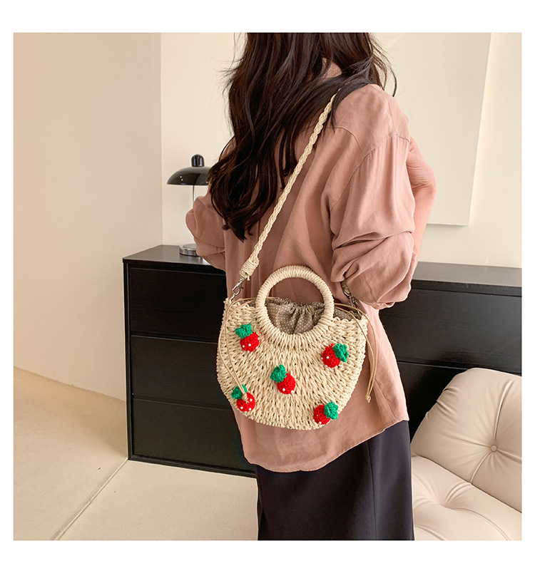 Women's Medium Straw Strawberry Cute Semicircle Zipper Handbag display picture 1