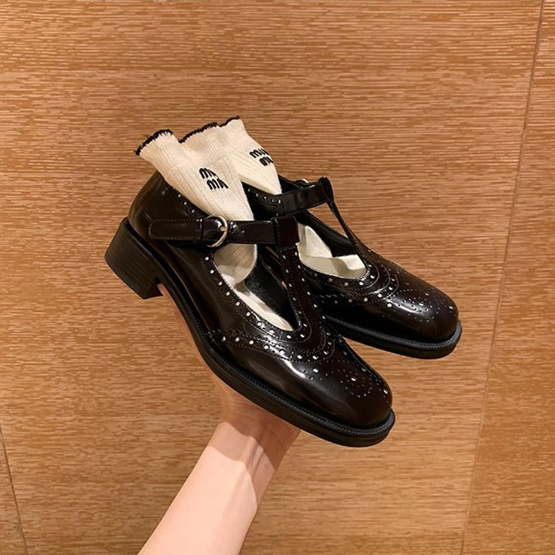 2024 otoño e invierno nuevo estilo uva mamá Brock tallado en forma de T con estilo británico Mary Jane zapatos de cuero para mujer