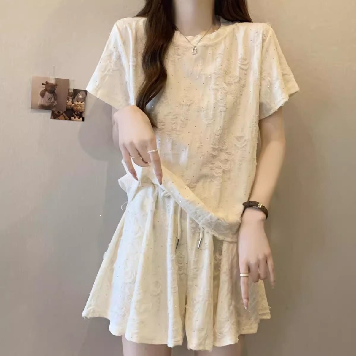 Bộ mặc nhà nữ tay ngắn quần short rộng, phá lỗ đính đá, form rộng thoáng mát — Bộ đồ màu xám đậm (áo+quần), Trang phục màu hạnh (áo+quần) chi tiết 8
