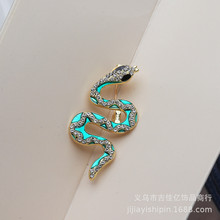 环保合金欧美复古滴油水钻小绿蛇胸针女男优雅配饰胸花蛇年装饰品