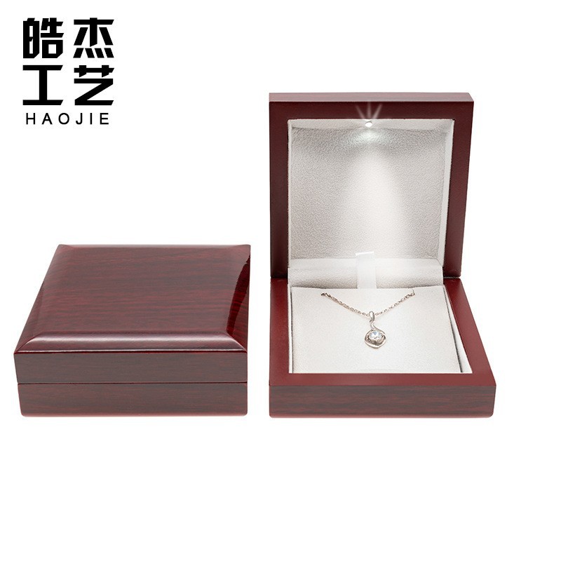 木质亮光LED灯项链盒批发酒红色吊坠盒饰品包装盒珠宝首饰收纳盒