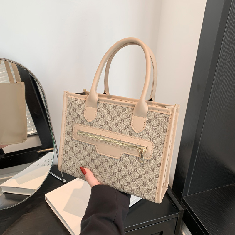 Small niche design, beautiful and personalized handbag for women 2024 new fashionable splicing trend, large capacity_voghion.com
