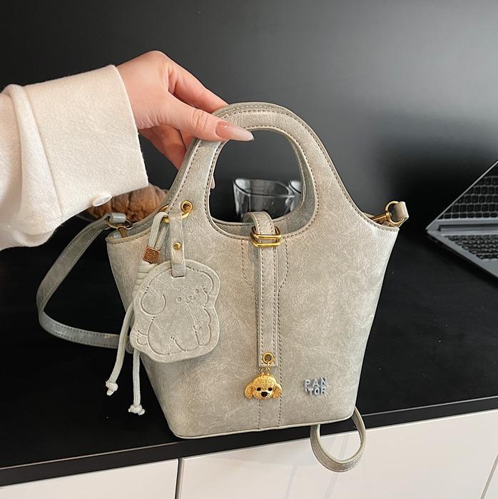 Moda coreana portátil bolso de cubo de agua para mujeres 2025 nuevo nicho simple bolso de hombro de alto nivel bolso de mochila versátil