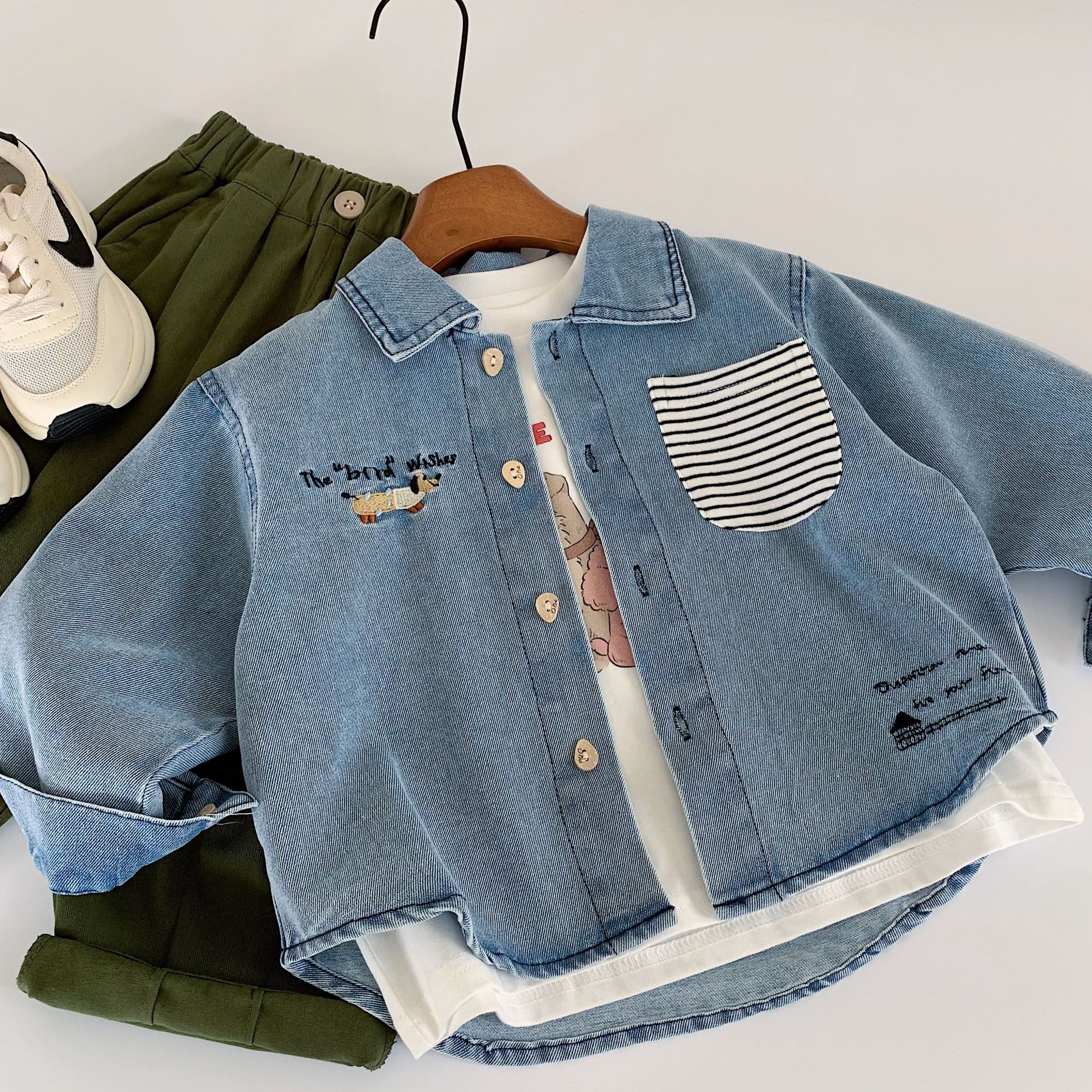 Mai Bao camisa de vaquero para niños 2025 otoño nuevo estilo coreano camisa de dibujos animados para niños Huzhou ropa de tela para niños
