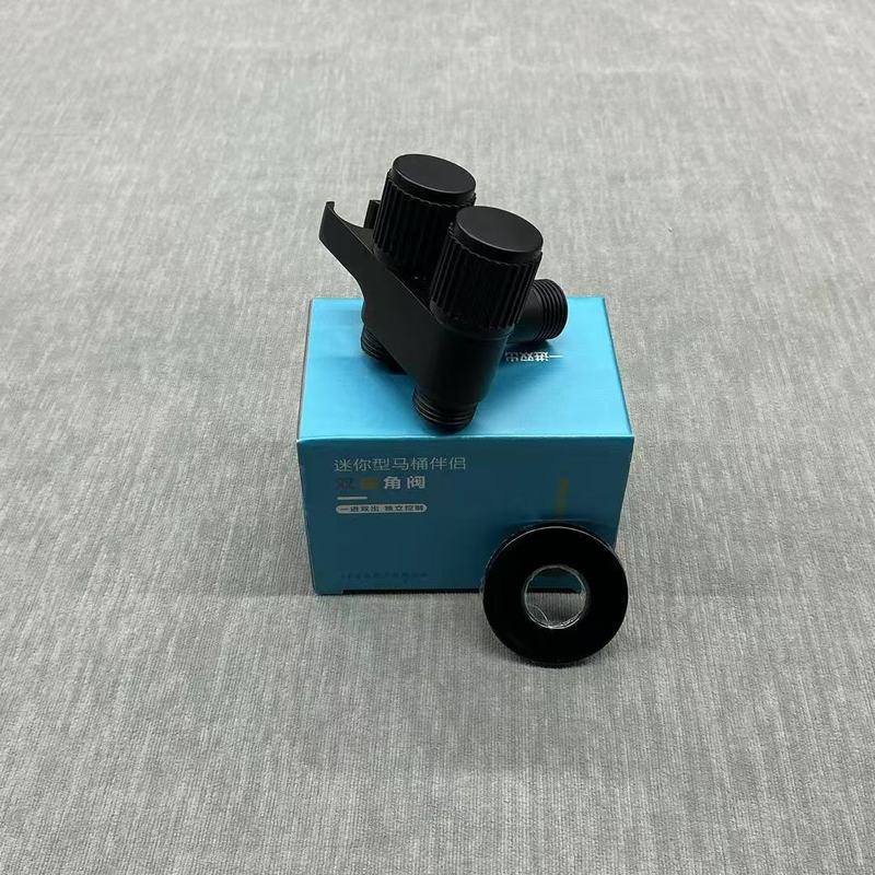 新しい便器のパートナーはスプレーガンを持って洗い流します。|undefined