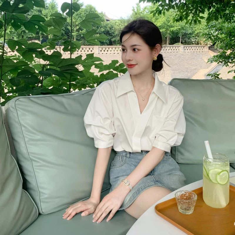 フランスの高級白Vネック半袖シャツ、女性用夏ニッチデザイン、シックで美しい気質のラペルシャツ|undefined