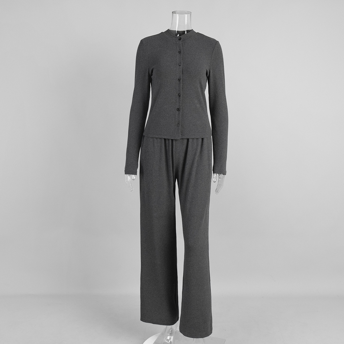 Damesset van geribbelde gebreide stof: vest met lange mouwen en col, en broek met knoopsluiting. Nieuw binnen!_voghion.com