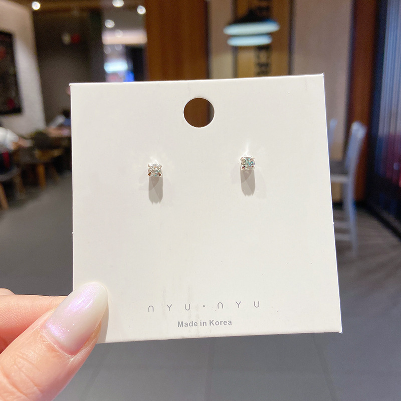 Luz de lujo de alto nivel nicho de diseño femenino sensación de aretes de bordilla temperamento perla asimetría joyería perla al por mayor
