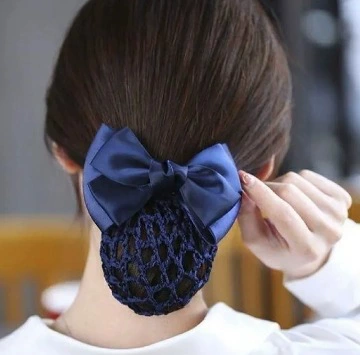 Разноцветные носки, нижнее белье и аксессуары, набор разнообразных предметов, случайные цвета