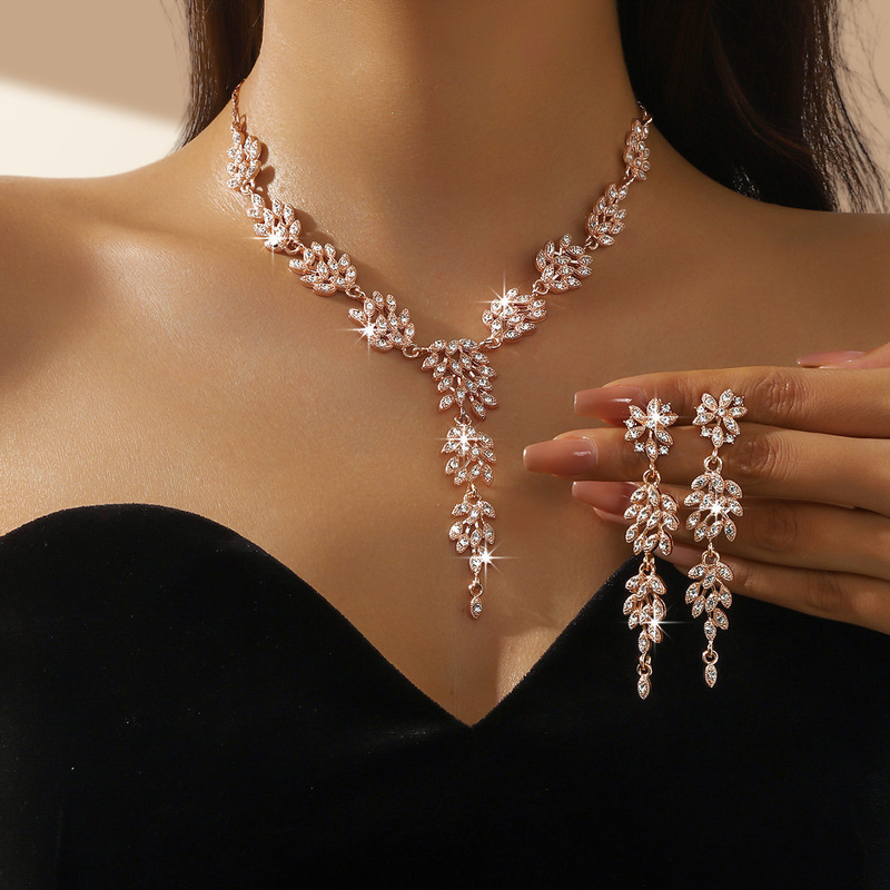 European and American cross-border women's high-end, luxurious, and elegant clavicle necklace and earring set, perfect for bridal gowns