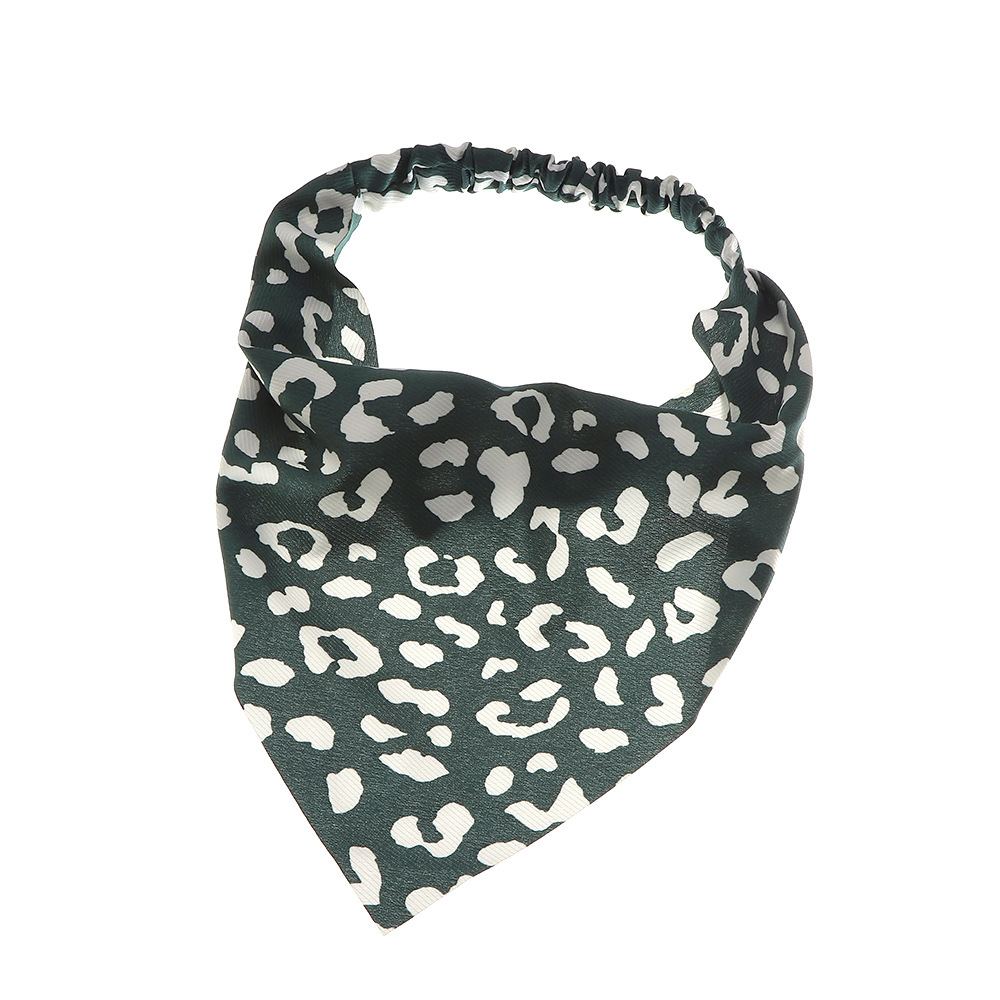 Nouveau Célébrité Internet Bande De Cheveux Petit Frais Motif Floral Bande De Cheveux Foulard De Soie Tissu Femelle Triangulaire Liant Cheveux Accessoires En Gros display picture 8