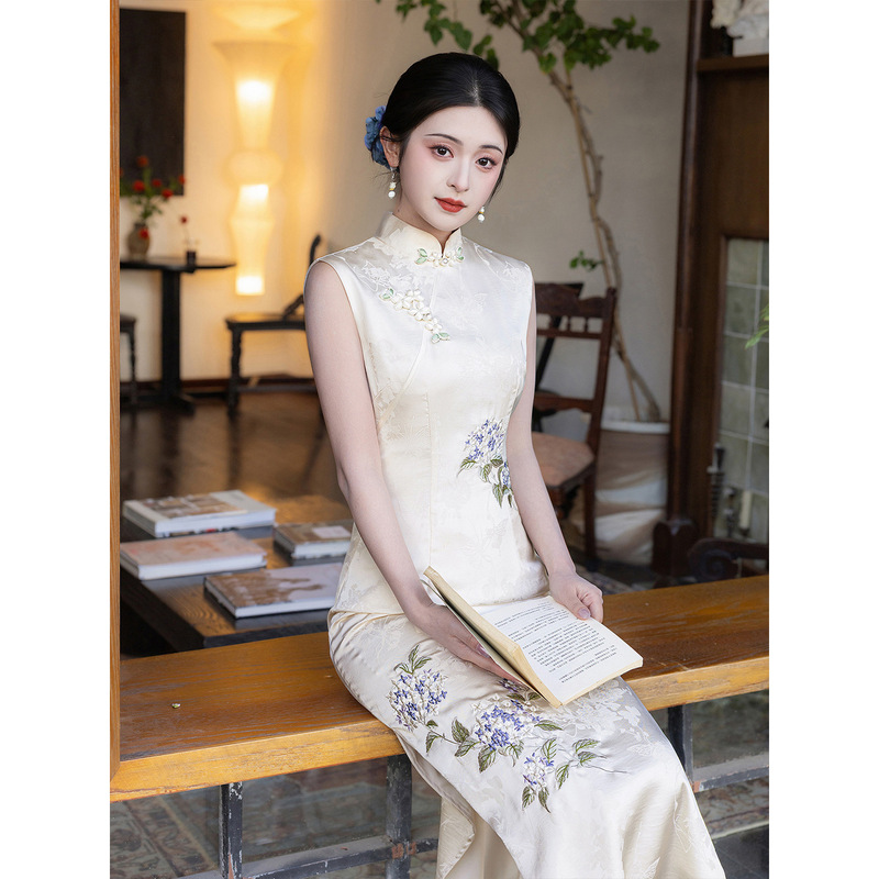 High-End Embroidered Sleeveless Cheongsam, New Improved Style for Women, Summer New Chinese Style National Style Dress, Engagement Dress, White High-End Embroidered Sleeveless Cheongsam, New Improved Style for Women, Summer New Chinese Style National Style Dress, Engagement Dress, White