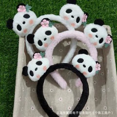 かわいいパンダの花のカチューシャのぬいぐるみの顔を洗って髪飾りをします。